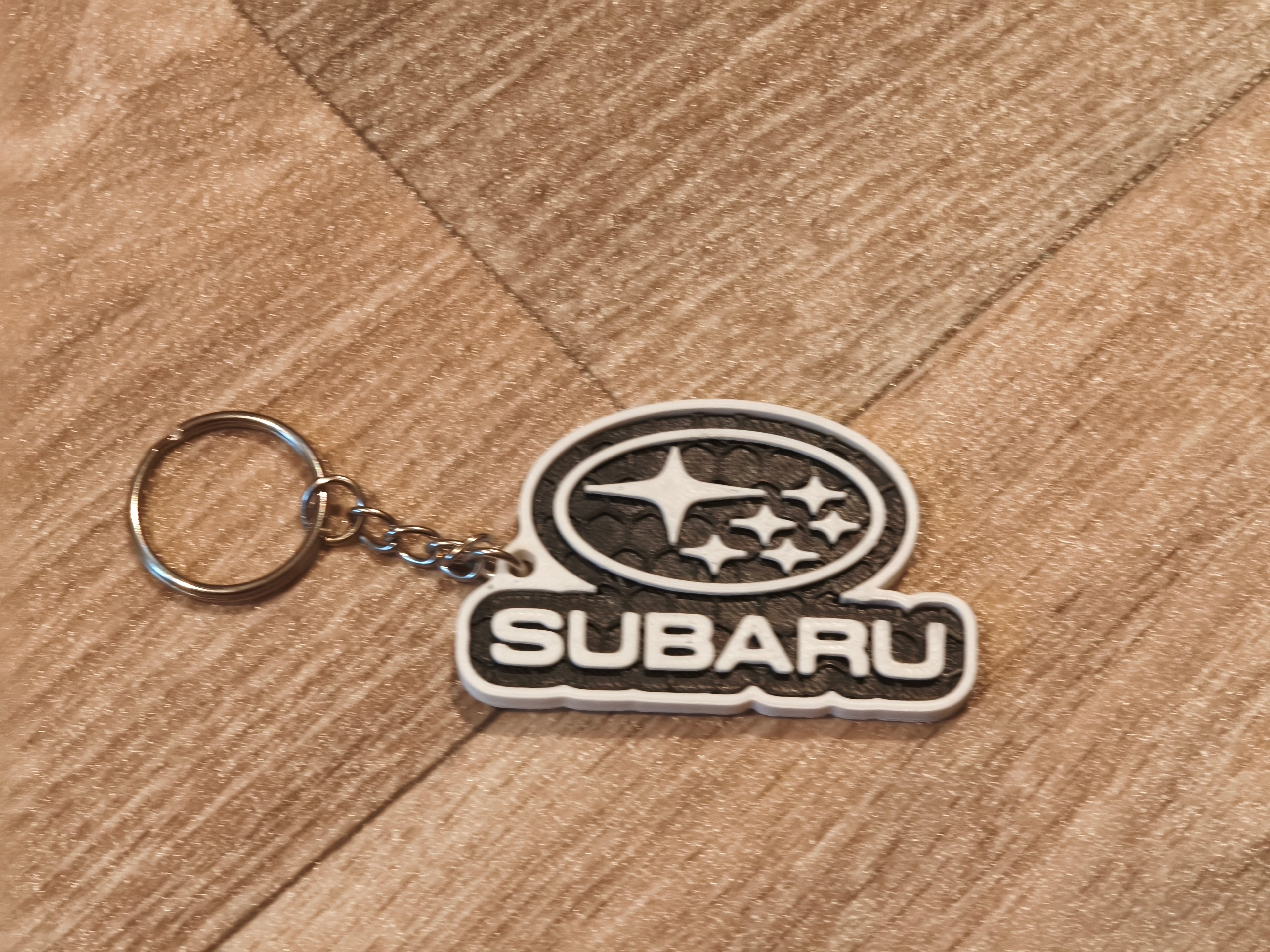 Porte-clé impression 3D bicolore Subaru - Noir et Blanc